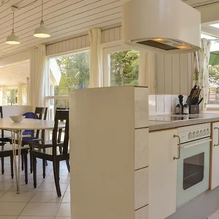 Сasa de vacaciones Cozy Home In Dronningmolle With Sauna