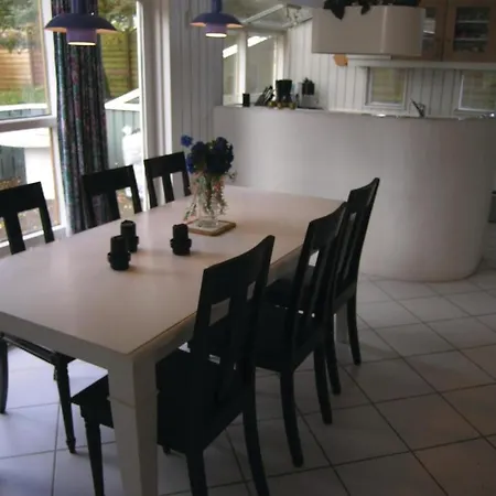 Сasa de vacaciones Cozy Home In Dronningmolle With Sauna
